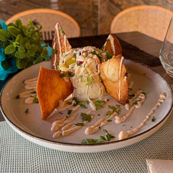 Ensaladilla con tortitas crujientes